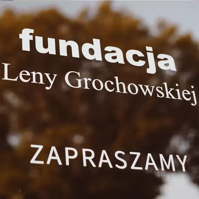 Napis Fundacja Leny Grochowskiej - zapraszamy