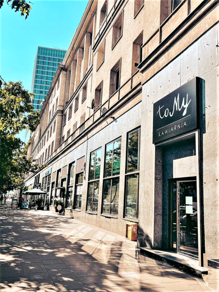 Budynek tomy kawiarnia w Warszawie. Wejście główne