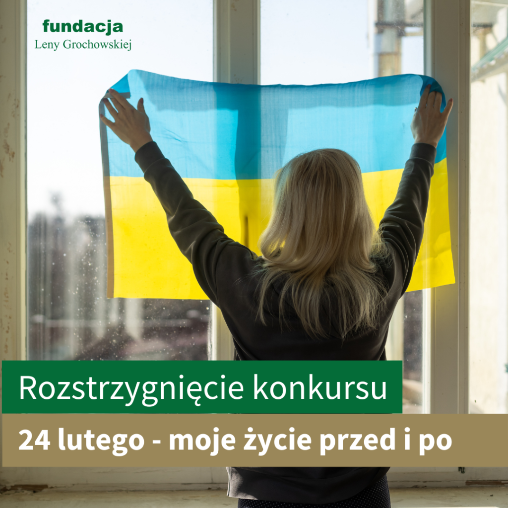 Na zdjęciu kobieta trzyma w oknie flagę Ukrainy. Napis: Rozstrzygnięcie konkursu 24 lutego - moje życie przed i po