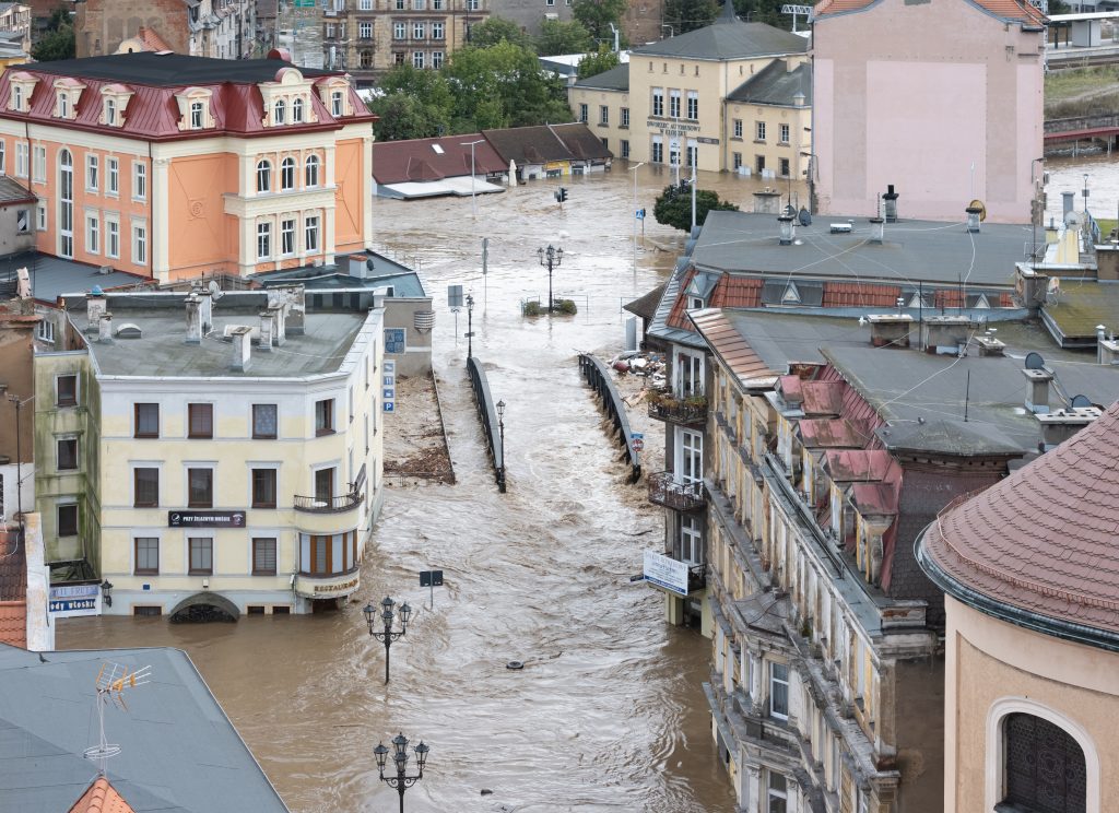Zdjęcie centrum Kłodzka, zalane miasto i kamienice do wysokości pierwszego piętra 