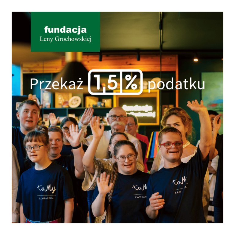 Grupa uśmiechniętych osób w koszulkach kawiarni społecznej „toMy” macha do kamery. Na zdjęciu widoczne hasło: „Przekaż 1,5% podatku” oraz logo Fundacji Leny Grochowskiej.