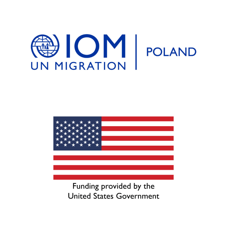 Logo IOM (UN Migration) Polska oraz flaga amerykańska z informacją o dofinansowaniu z rządów Stanów Zjednoczonych