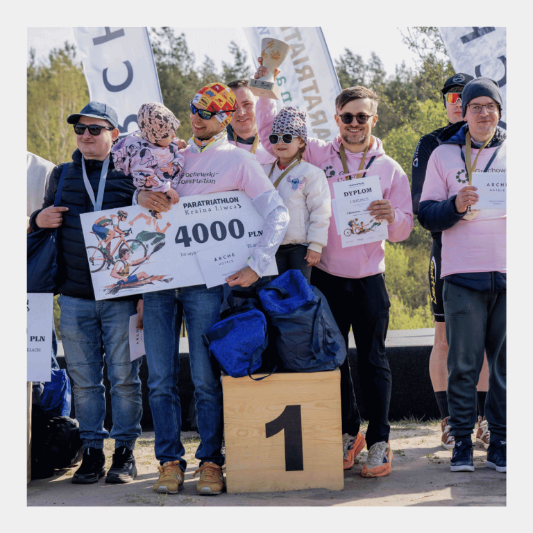 Uczestnicy z medalami i trofeum pozują do zdjęcia podczas dekoracji