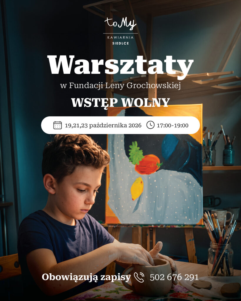 Plakat zapraszający na bezpłatne warsztaty w Fundacji Leny Grochowskiej. Na zdjęciu chłopiec pracuje z gliną przy stole, a w tle stoi obraz na sztaludze i przybory malarskie